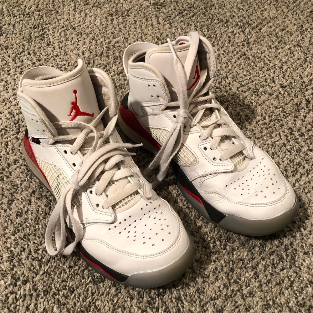 Jordan Mars 270 leather basket ball lace up shoe size 6. Good used condition.